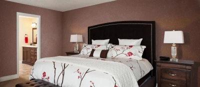 Шоколадный цвет стен с блёстками в спальне