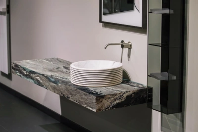 Интерьерная Венецианская штукатурка с зеркально-полированным мраморным слэбом.